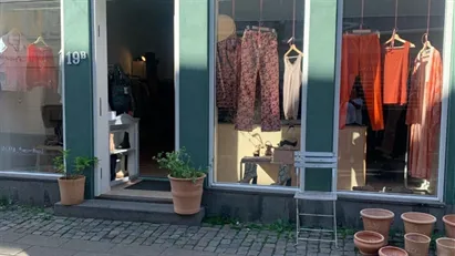 Sød detailbutik tæt ved torvet